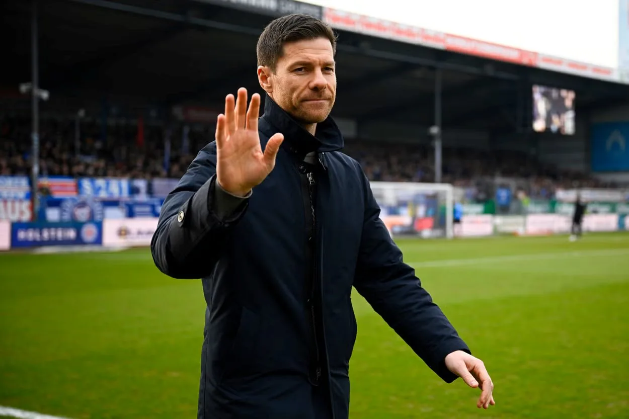 Xabi Alonso memberikan instruksi kepada pemain dari pinggir lapangan