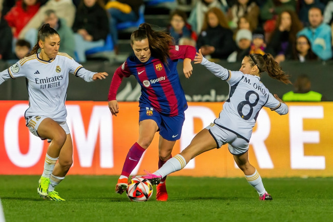 Barcelona Wanita Menggila! Enam Gol ke Gawang Madrid Femenino dalam El Clásico Penuh Gairah dalam tempo permainan secara agresif. Barcelona Wanita Menggila! Enam Gol ke Gawang