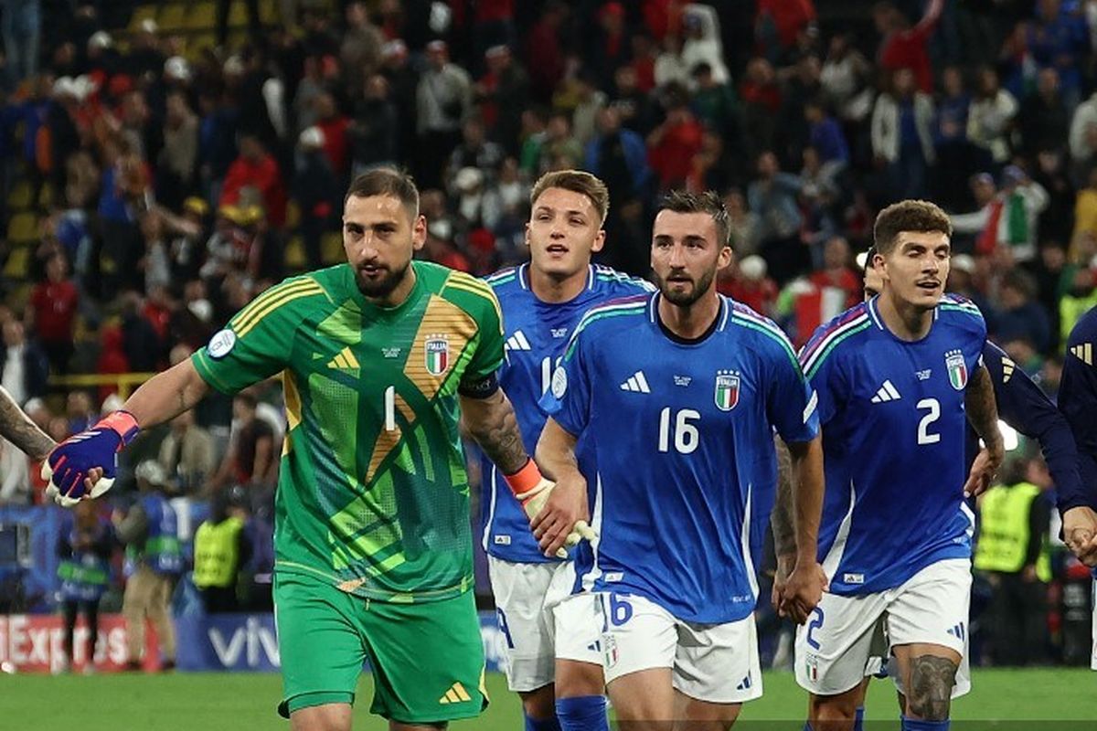 Kiper Gianluigi Donnarumma bersama para pemain bertahan Timnas Italia bersiap menghadapi lawan di lapangan.