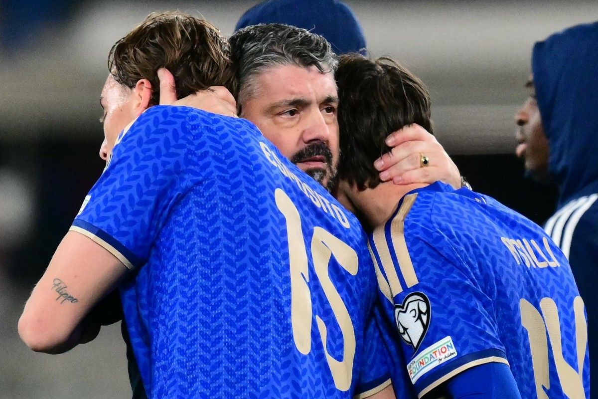 Pelatih Timnas Italia Gennaro Gattuso memeluk pemainnya di lapangan setelah pertandingan.