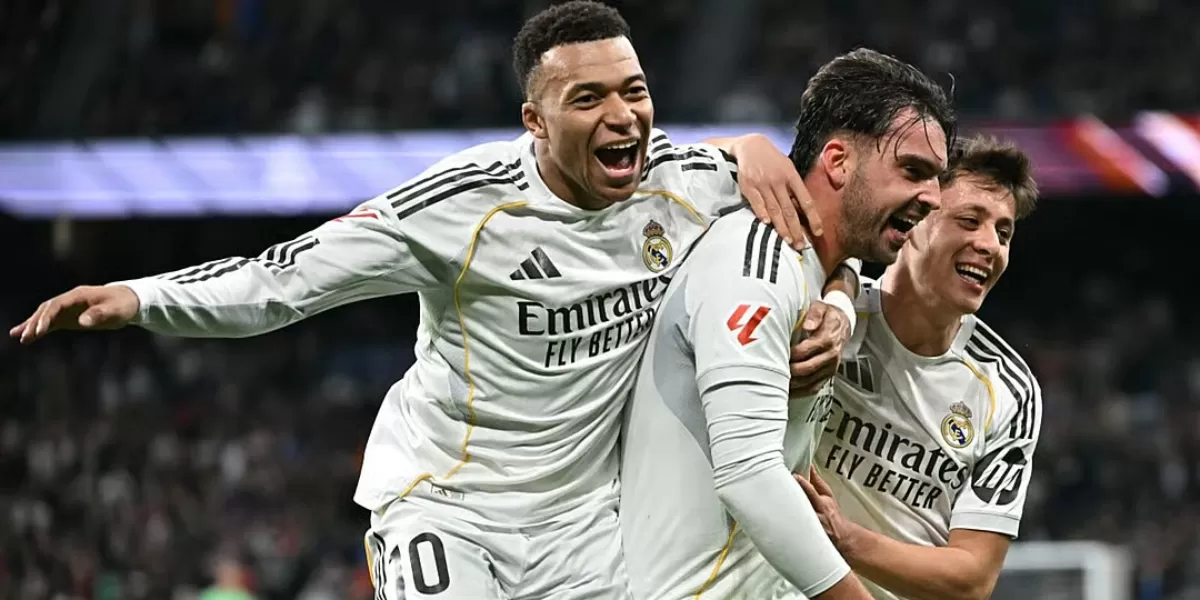 Para pemain Real Madrid, termasuk Federico Valverde dan rekan setim, merayakan gol dengan penuh kegembiraan di lapangan.