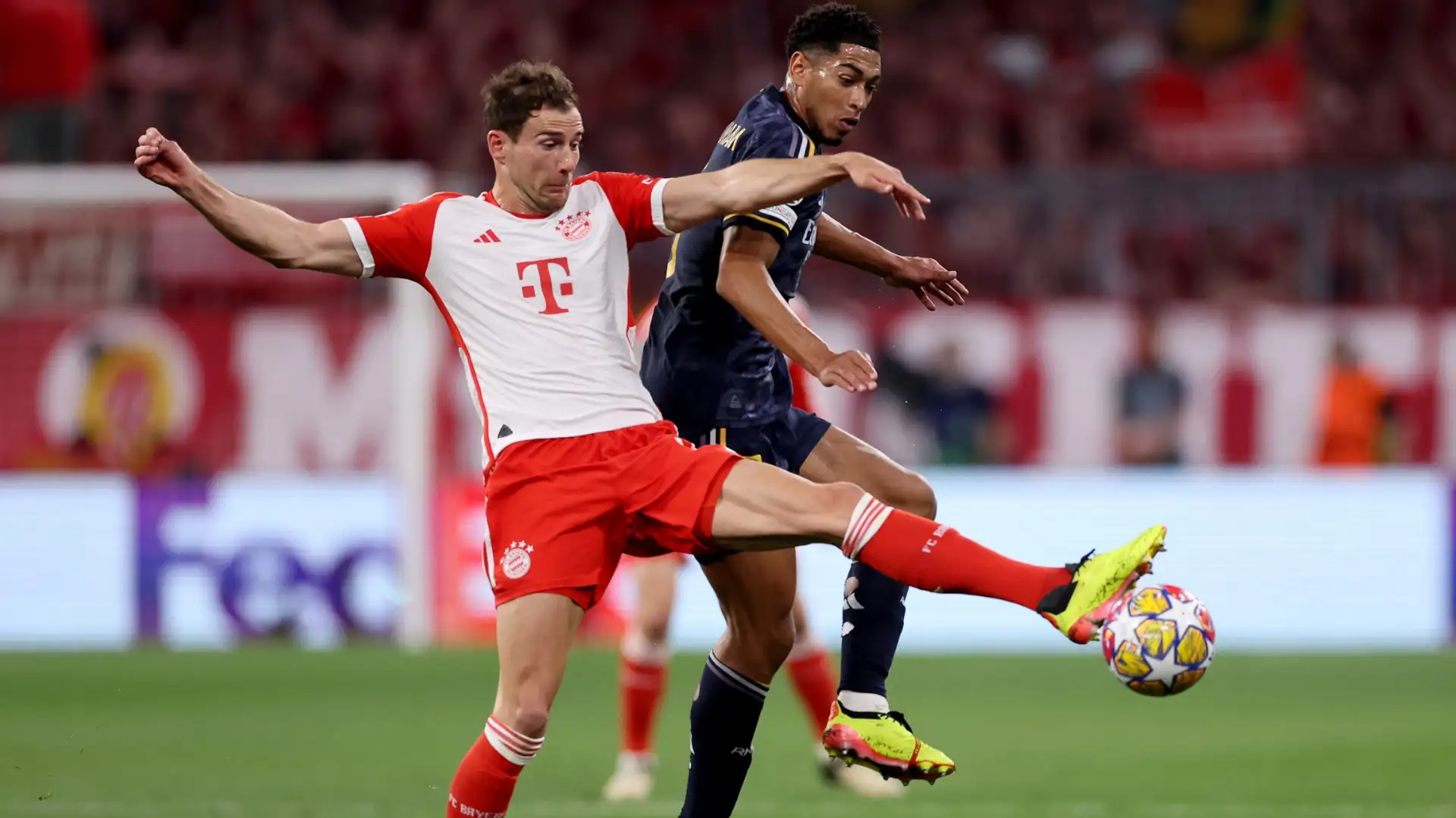 Harry Kane dari Bayern Munchen melepaskan tendangan kaki kanan keras yang berbuah gol melawan pertahanan Real Madrid dalam pertandingan Liga Champions