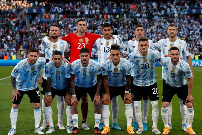 Skuad tim nasional Argentina berfoto bersama di lapangan sebelum pertandingan dimulai.