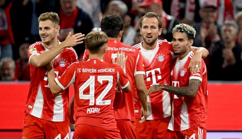 Para pemain Bayern Munchen merayakan gol dalam pertandingan babak 16 besar Liga Champions 2025/2026