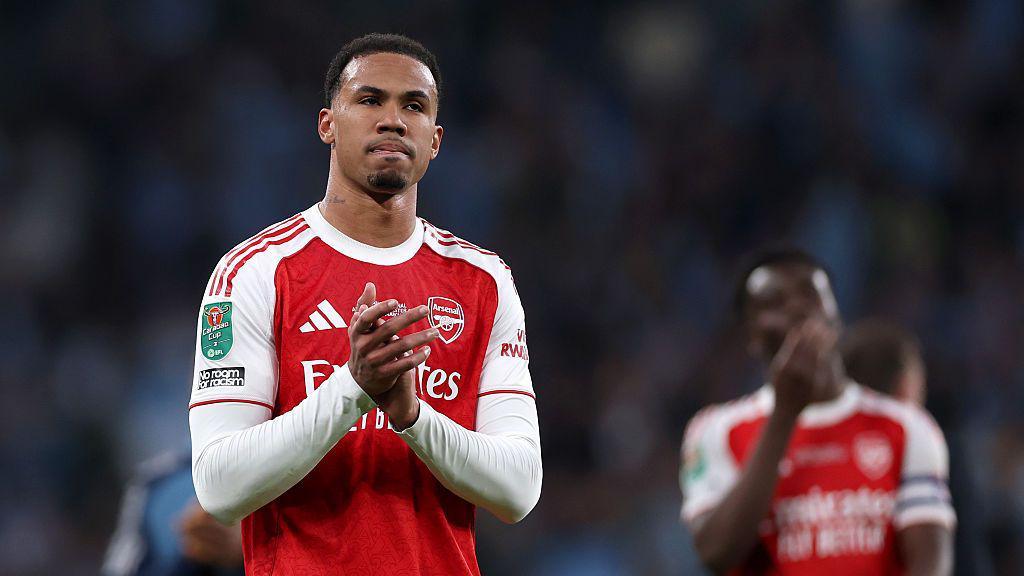 Gabriel Magalhaes dan rekan setimnya di Arsenal tampak kecewa di lapangan setelah pertandingan. Gabriel terlihat bertepuk tangan pelan ke arah penonton, sebelum dilaporkan mengalami cedera lutut kanan.