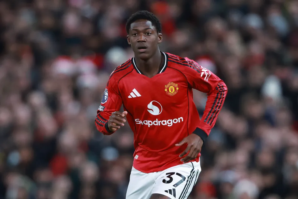 Kobbie Mainoo menggiring bola saat membela Manchester United di pertandingan Premier League