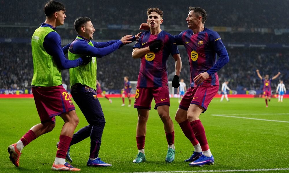 Para pemain FC Barcelona melakukan selebrasi di lapangan setelah meraih kemenangan penting di Liga Champions.