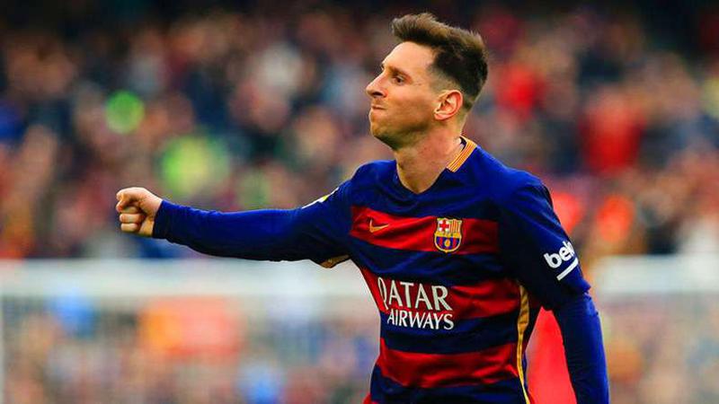 Lionel Messi dalam balutan seragam Barcelona, menunjuk ke langit. Gambar ini digunakan sebagai ilustrasi untuk berita mengenai investasi Messi di klub divisi lima Spanyol, Cornella.