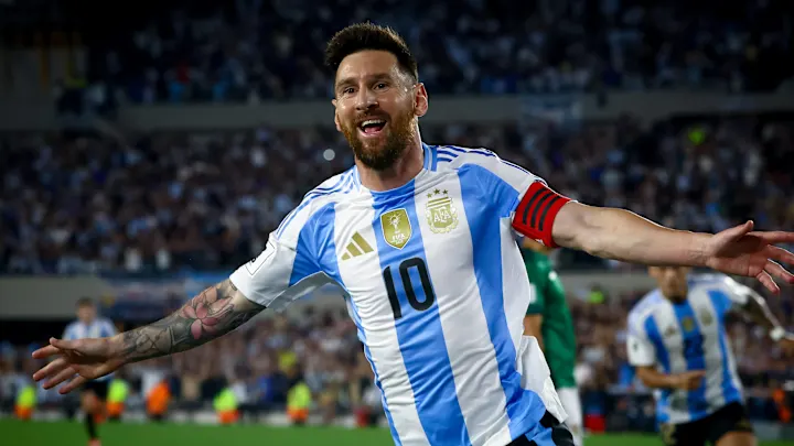 Lionel Messi merayakan gol dengan seragam tim nasional Argentina, digunakan sebagai ilustrasi berita akuisisi klub Cornella
