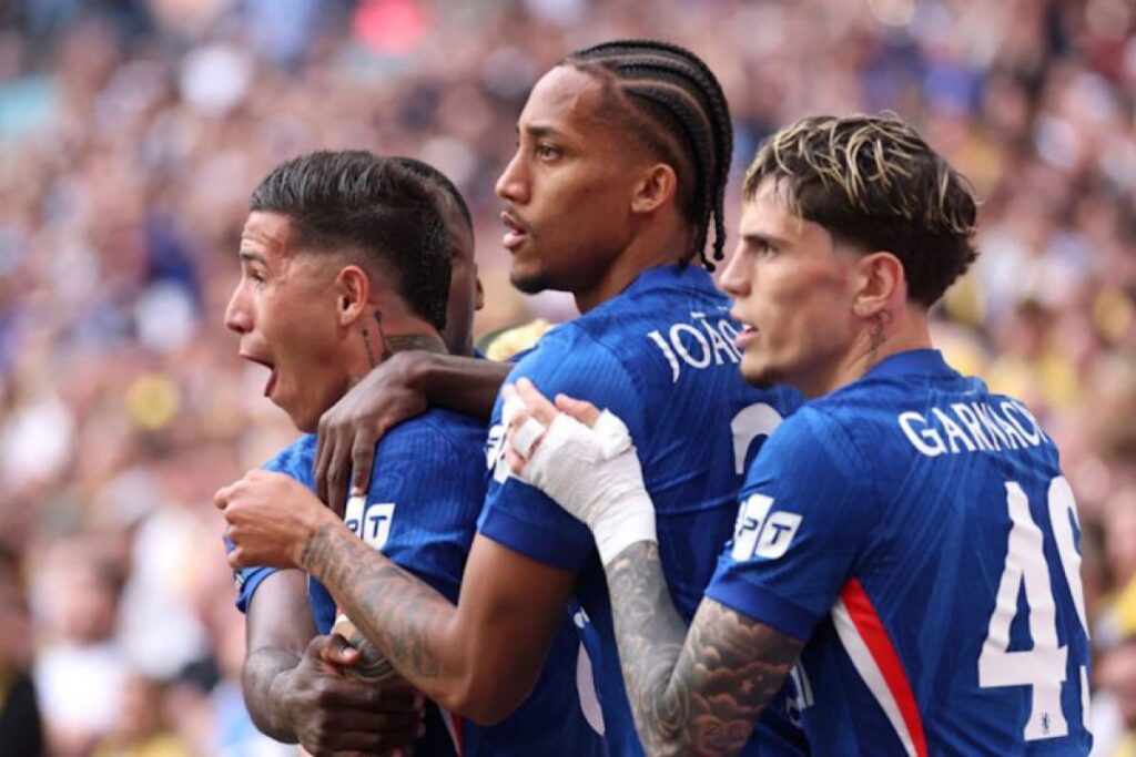 Enzo Fernandez merayakan gol kemenangan Chelsea bersama rekan setimnya di semifinal FA Cup melawan Leeds United di Stadion Wembley