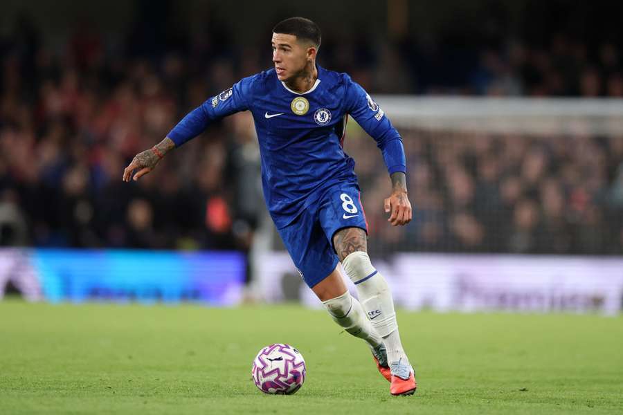 Pemain Chelsea dengan seragam biru sedang mendribel bola di lapangan hijau saat pertandingan semifinal FA Cup melawan Leeds United.