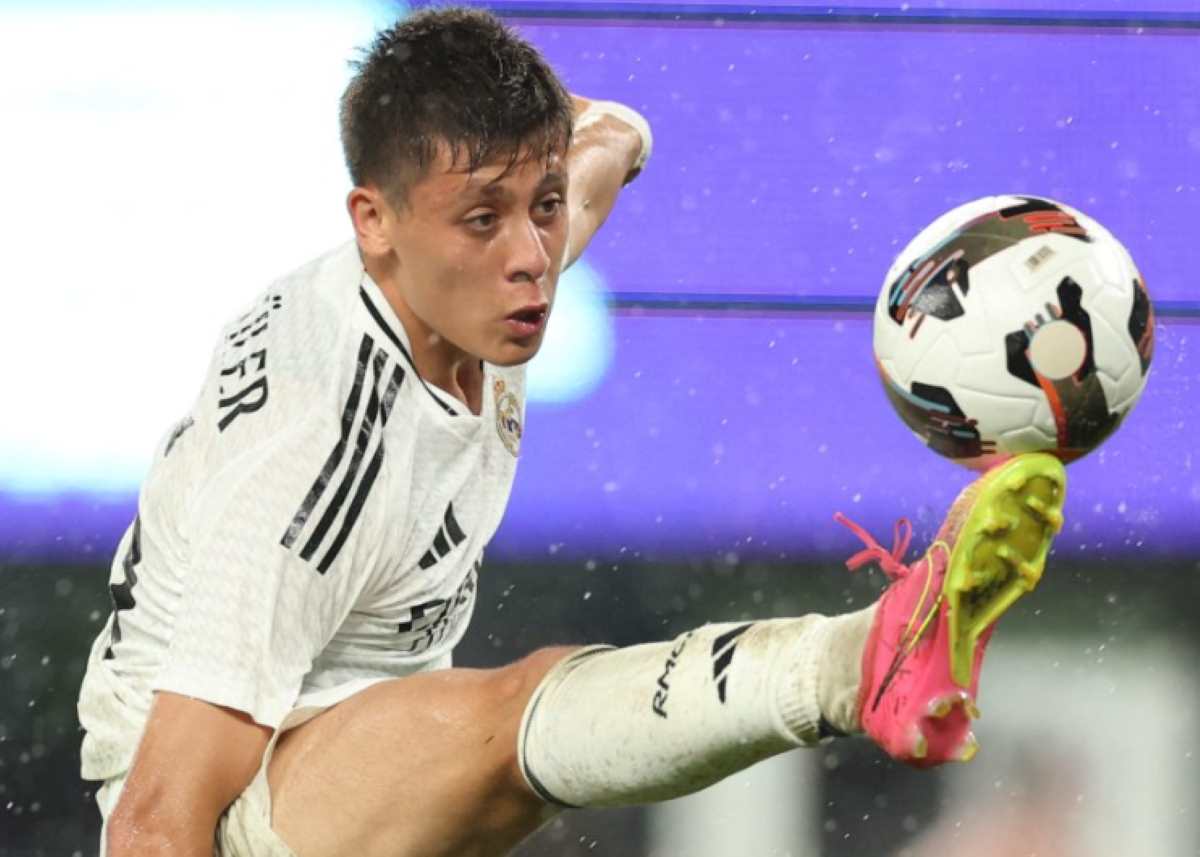 Arda Guler, pemain Real Madrid, sedang mengontrol bola di udara dengan kaki kanannya dalam sebuah pertandingan.