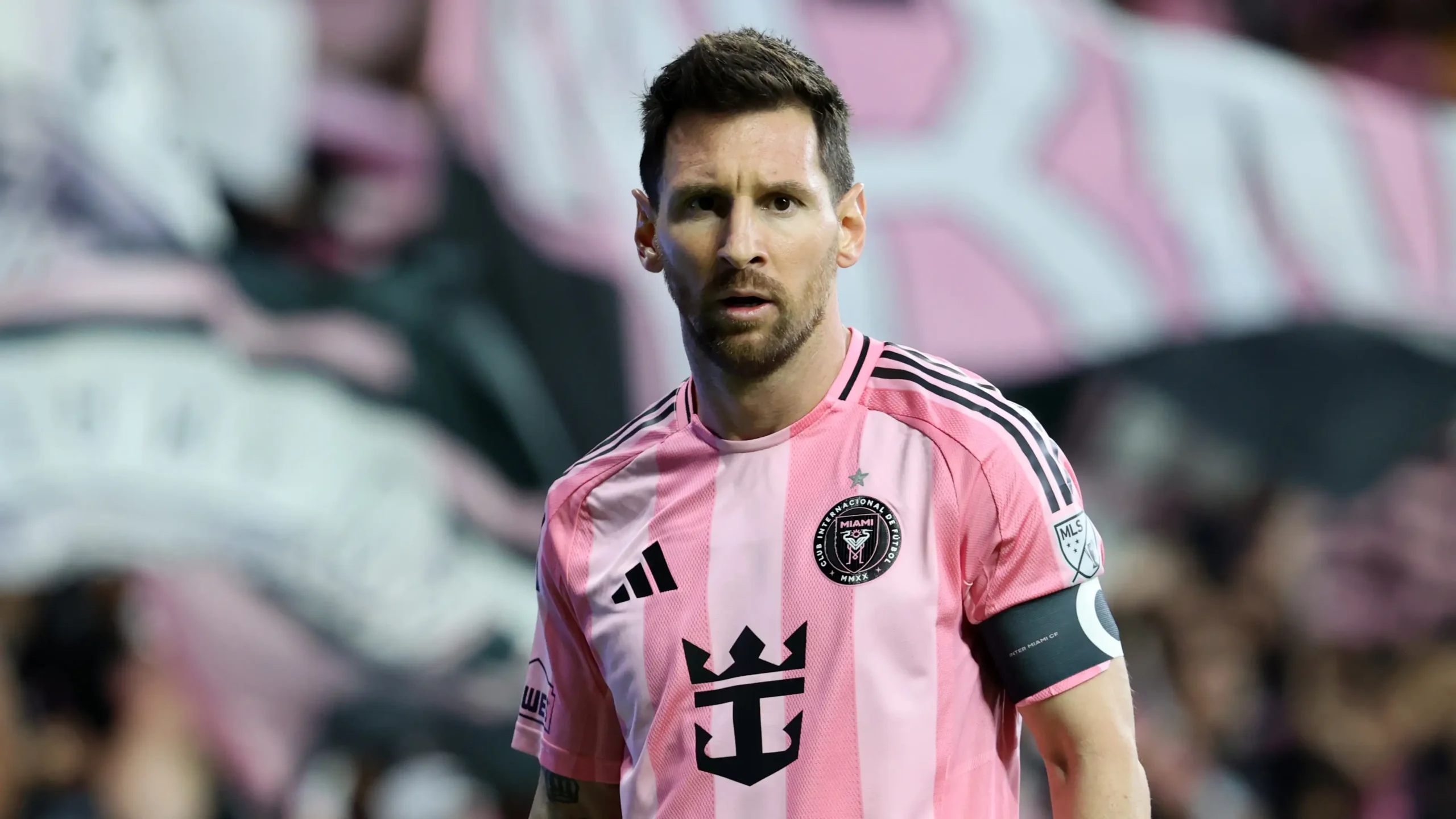 Lionel Messi mengenakan seragam merah muda Inter Miami, merepresentasikan kiprah terbarunya di dunia sepak bola global dan investasi klub.