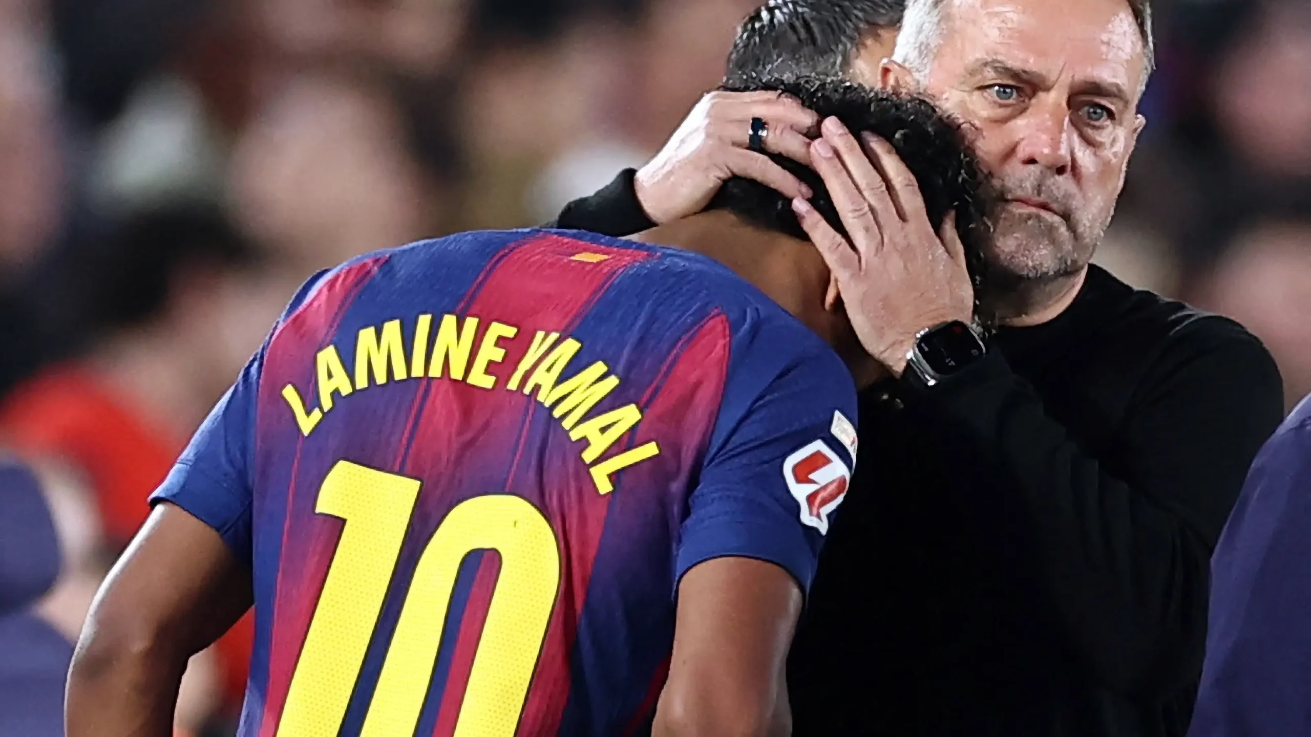 Hansi Flick memberikan dukungan kepada Lamine Yamal yang tampak kecewa saat meninggalkan lapangan.