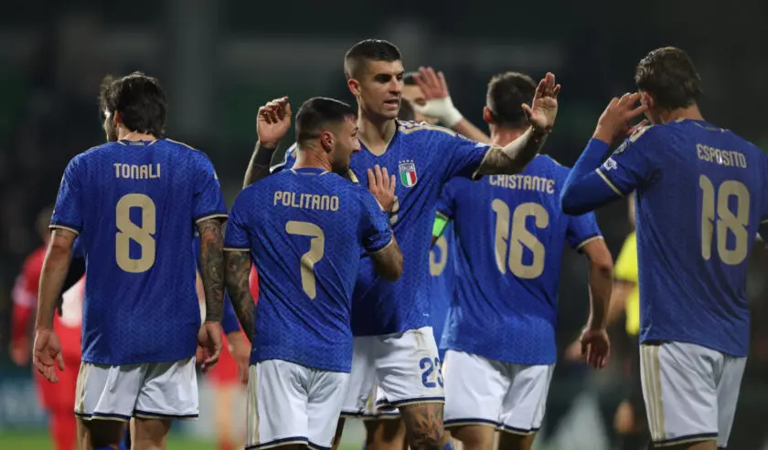 Para pemain Timnas Italia (Azzurri) mengenakan jersey biru sedang merayakan momen di lapangan sepak bola
