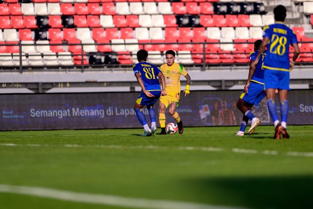 Arema FC kalah telak dari Persebaya di laga derbi
