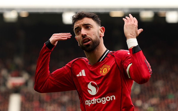 Bruno Fernandes melakukan selebrasi setelah mencetak gol atau memberikan assist untuk Manchester United.