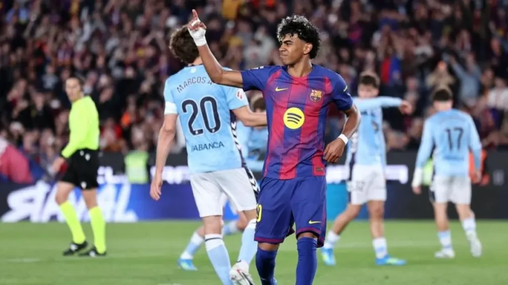 Lamine Yamal mengangkat tangan meminta pertolongan medis setelah mengalami cedera dalam laga Barcelona vs Celta Vigo.