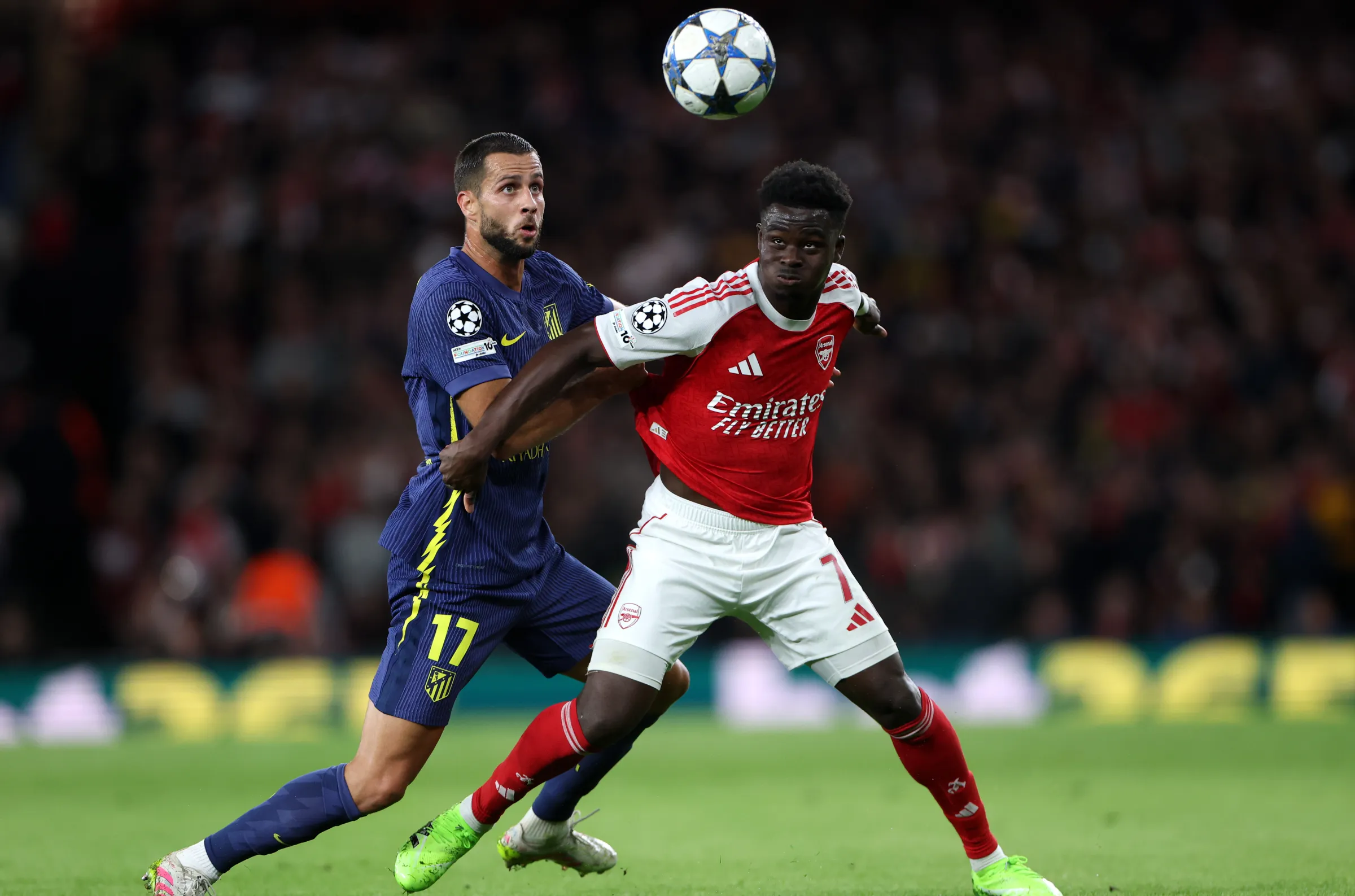 Duel fisik pemain Arsenal dan Atletico Madrid memperebutkan bola di semifinal Liga Champions