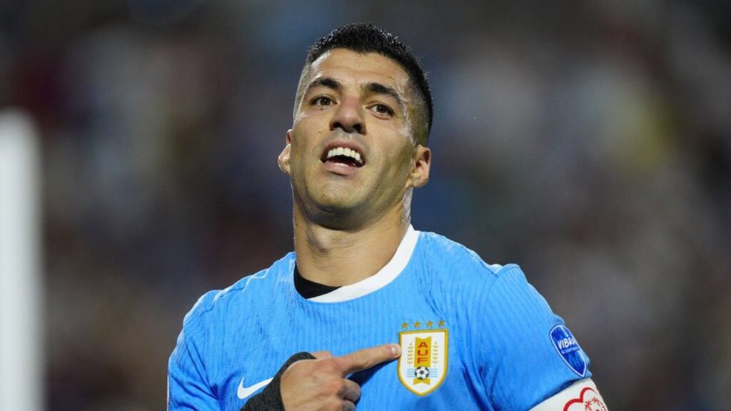 Luis Suarez menunjuk logo Timnas Uruguay di jersey La Celeste