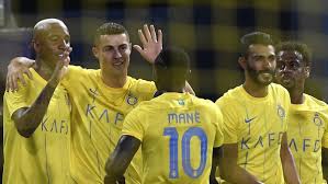 Cristiano Ronaldo tersenyum merayakan kemenangan Al Nassr bersama rekan setim.