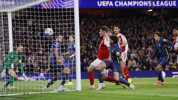 Bukayo Saka merayakan gol Arsenal di depan pendukung di Emirates Stadium.