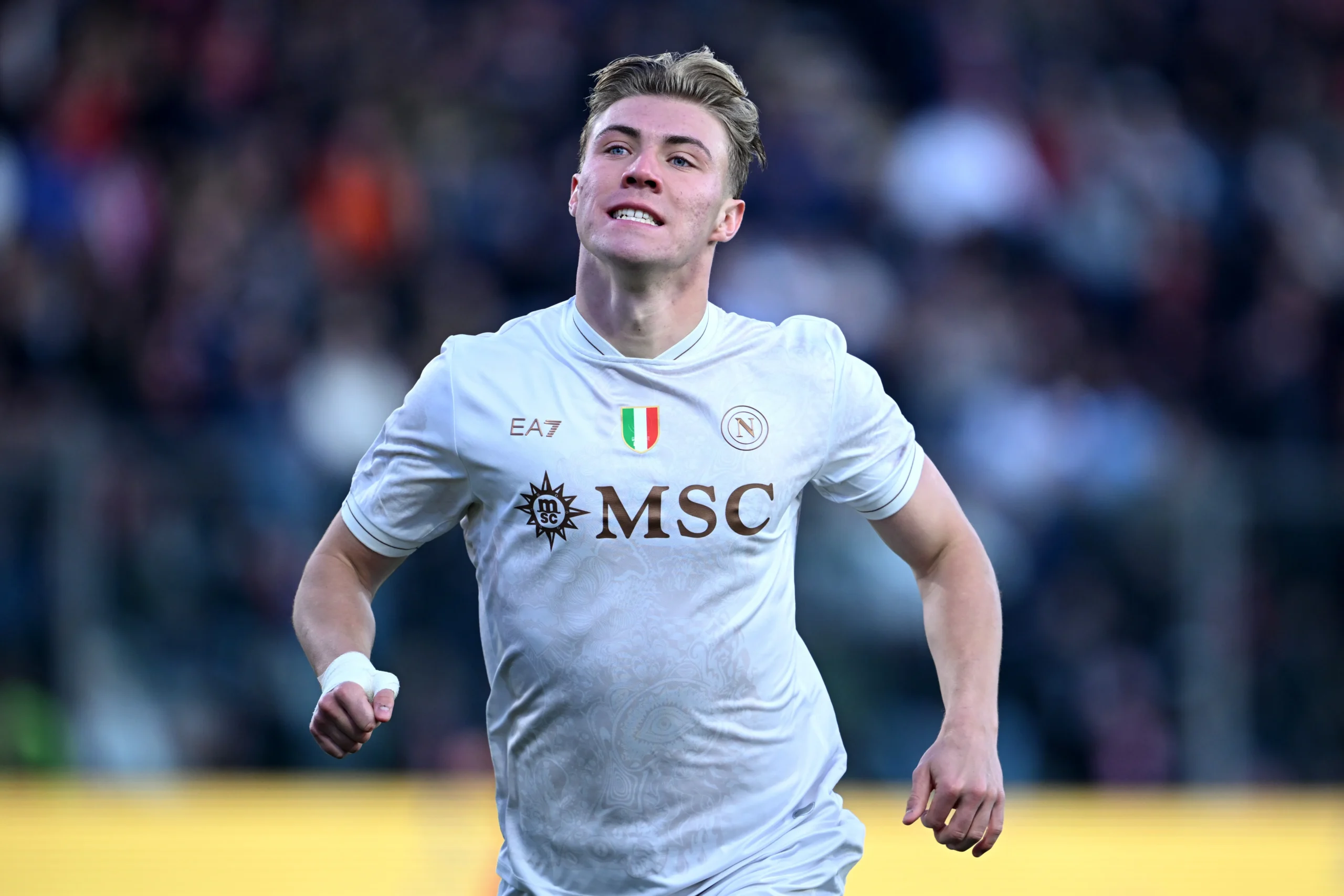 Ekspresi emosional pemain sepak bola di lapangan saat pertandingan kualifikasi, merepresentasikan kekecewaan timnas Denmark.