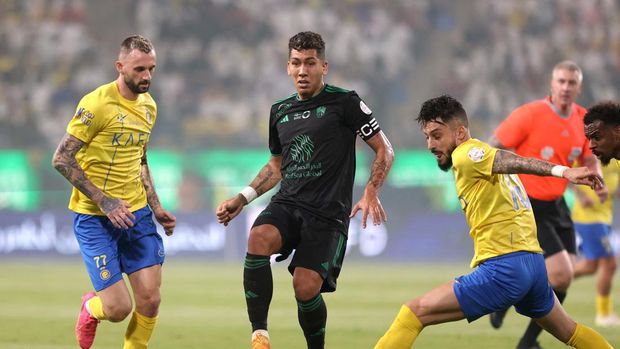 Roberto Firmino dari Al Ahli berusaha melewati kawalan pemain Al Nassr dalam pertandingan Liga Arab Saudi