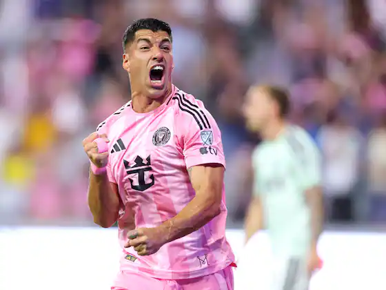 Selebrasi gol Luis Suarez dengan jersey pink Inter Miami di kompetisi MLS