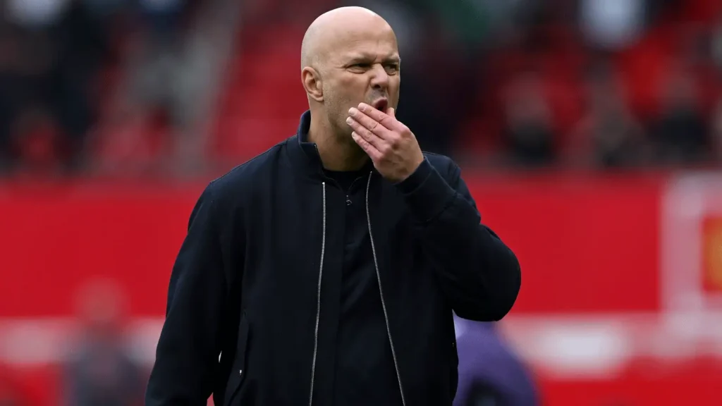 Arne Slot, mantan pelatih Liverpool, tampak memberikan instruksi dari pinggir lapangan saat memimpin pertandingan di Premier League.