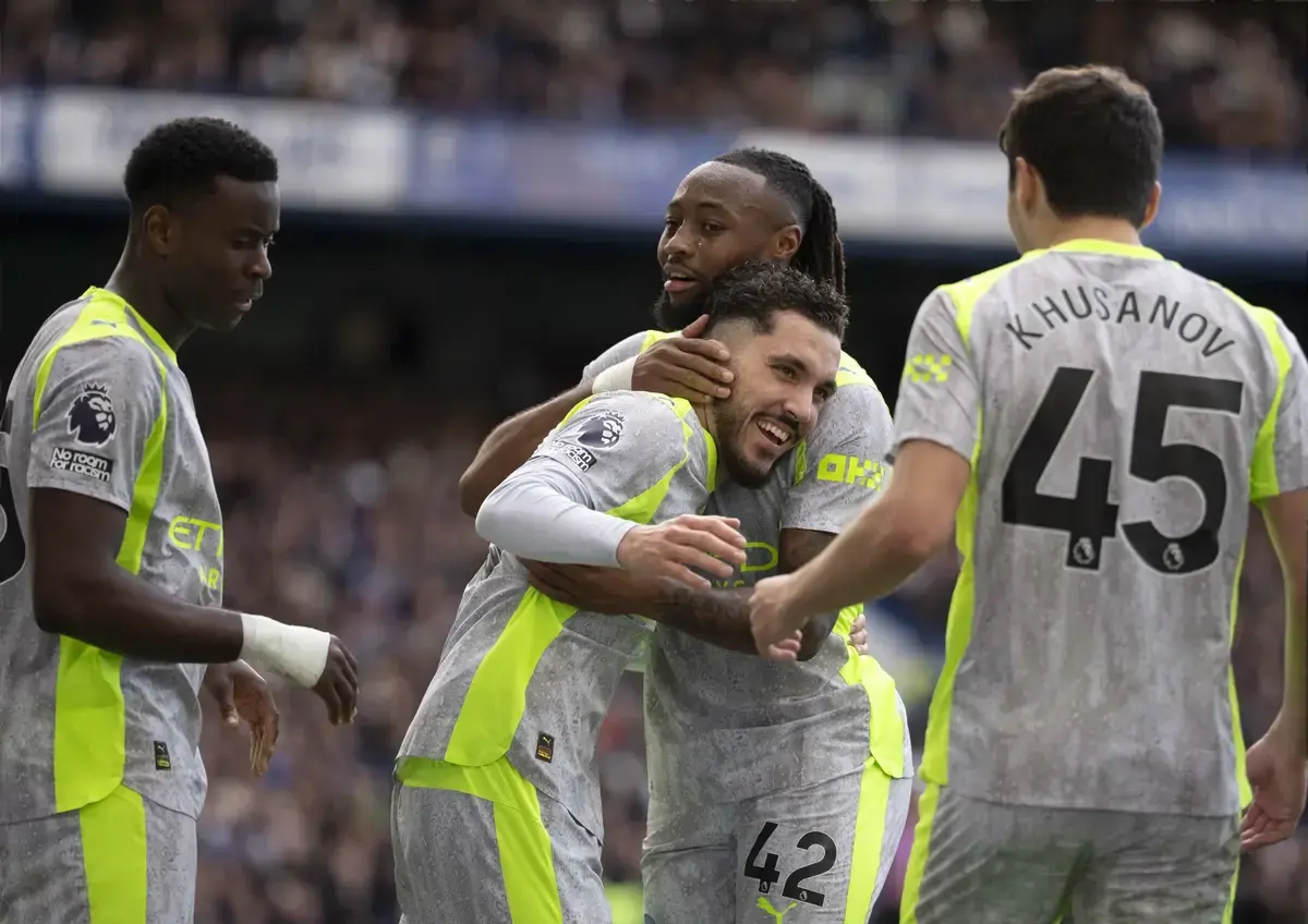 Para pemain Manchester City melakukan selebrasi setelah mencetak gol ke gawang Everton di Goodison Park.