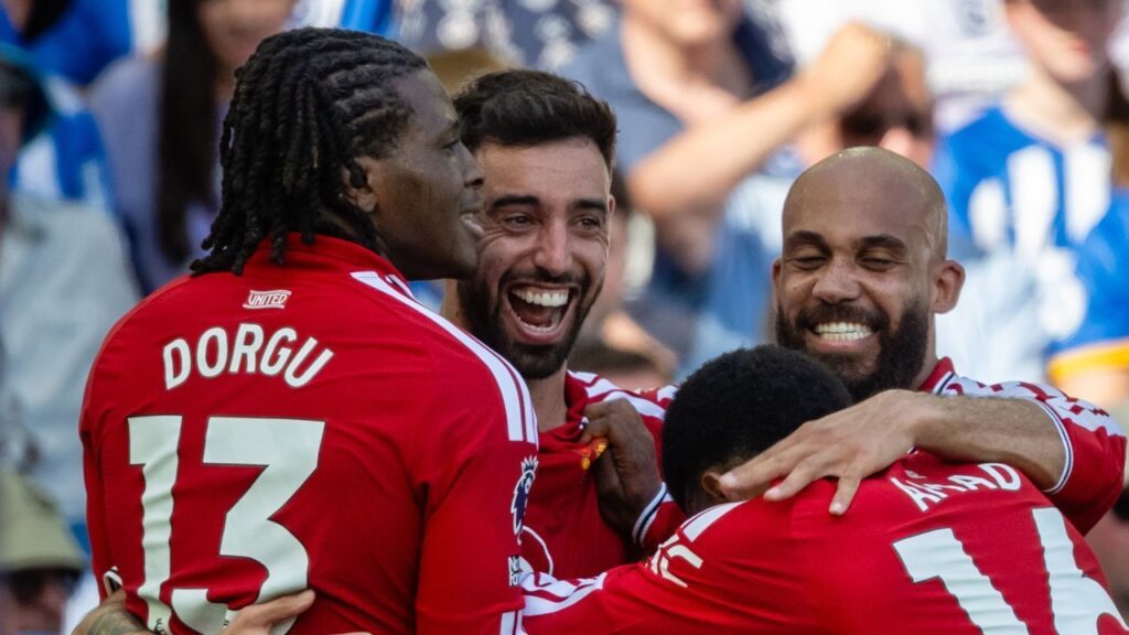 Patrick Dorgu mencetak gol dan assist saat Manchester United menang 3-0 atas Brighton pada laga terakhir Premier League 2025/2026