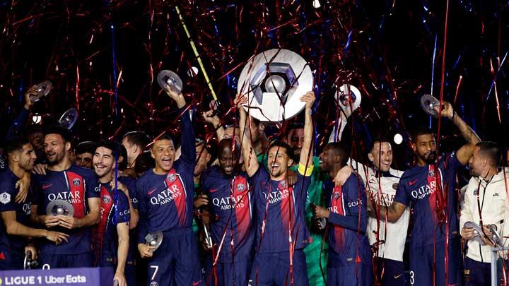 Para pemain PSG mengangkat trofi juara Ligue 1 di tengah perayaan kemenangan musim 2025/2026.
