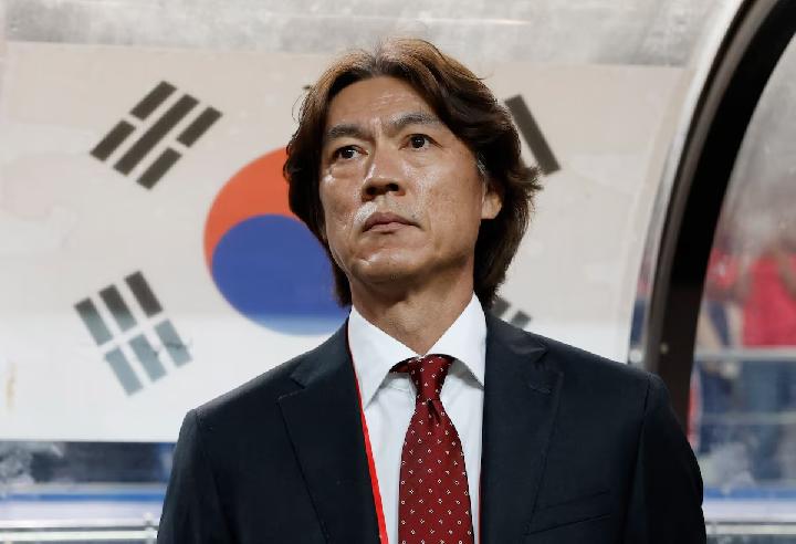 Pelatih Timnas Korea Selatan Hong Myung-bo dengan latar belakang bendera Korea Selatan.