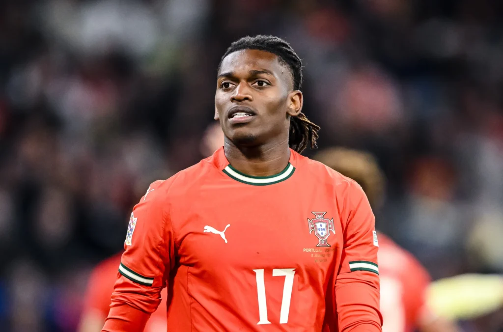 Penyerang Timnas Portugal Rafael Leao mengenakan jersi merah nomor 17 saat bertanding.