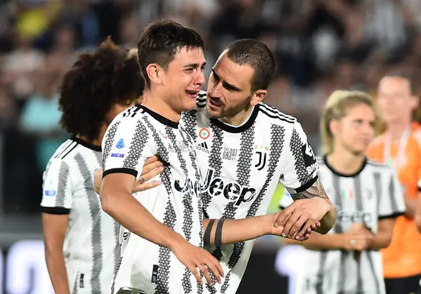 Paulo Dybala menangis haru saat dipeluk Leonardo Bonucci dalam laga perpisahan dengan Juventus
