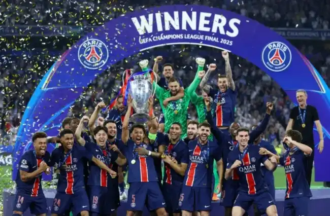 Skuad Paris Saint-Germain (PSG) merayakan keberhasilan mereka menjadi juara Ligue 1 musim 2025/2026 di atas podium.