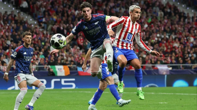 Duel perebutan bola antara pemain Arsenal dan Atletico Madrid pada semifinal Liga Champions 2026