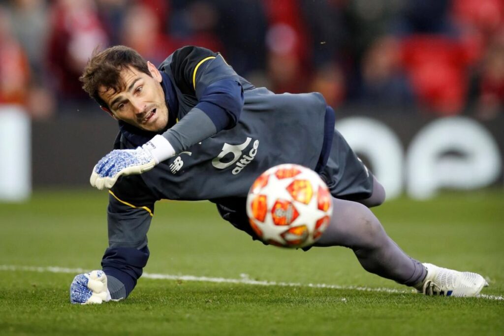 Iker Casillas melakukan penyelamatan gemilang saat bertanding membela Real Madrid.