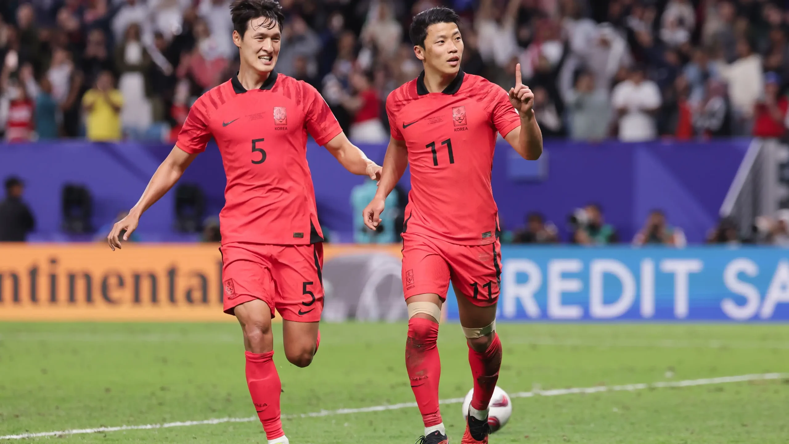 Dua pemain Timnas Korea Selatan melakukan selebrasi bersama di lapangan setelah mencetak gol.