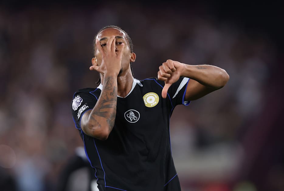 Joao Pedro saat melakukan selebrasi di lapangan dengan jersey klubnya.