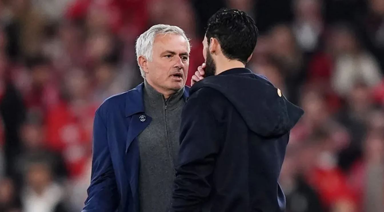 Jose Mourinho sedang berbicara di pinggir lapangan saat pertandingan sepak bola.