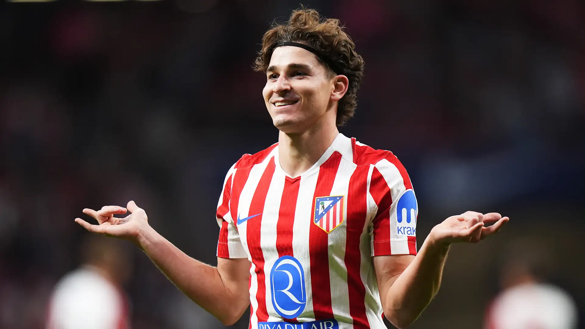 Julian Alvarez dengan jersei Atletico Madrid saat pertandingan di lapangan.