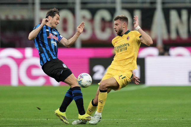 Ederson mencetak gol ke gawang AC Milan di San Siro