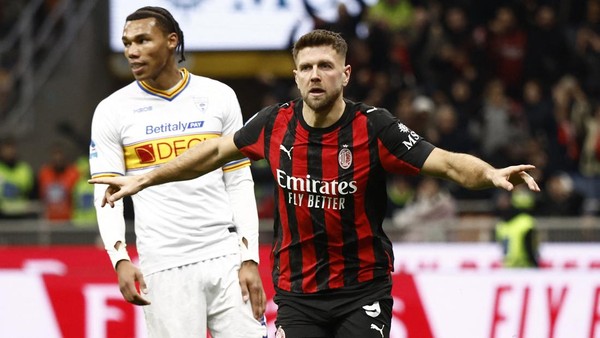Ekspresi pemain AC Milan saat menghadapi tekanan dari tim lawan di Liga Italia Serie A.