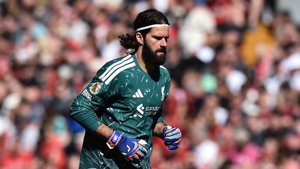 Kiper Liverpool, Alisson Becker, mengenakan seragam penjaga gawang hijau saat berlaga dalam pertandingan Premier League.
