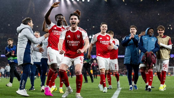 Selebrasi meriah para pemain dan staf Arsenal di lapangan setelah memastikan tiket ke final.