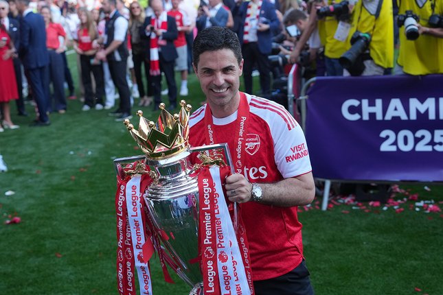 Mikel Arteta memberikan pidato saat pesta Arsenal
