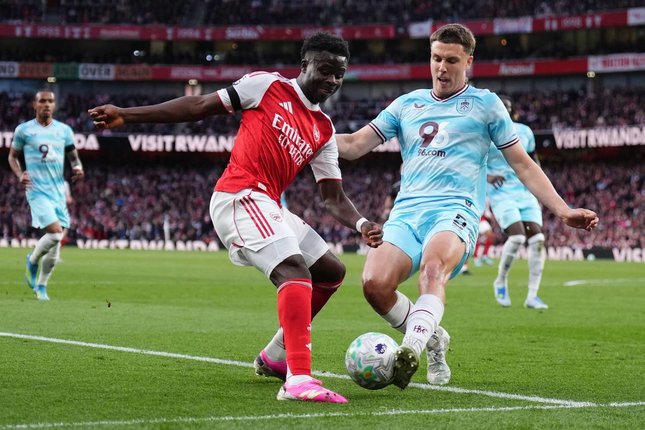 Arsenal vs Burnley dengan umpan sepak pojok Bukayo Saka