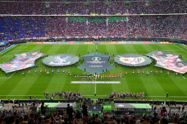 Crystal Palace mengangkat trofi UEFA Conference League pertama dalam sejarah klub